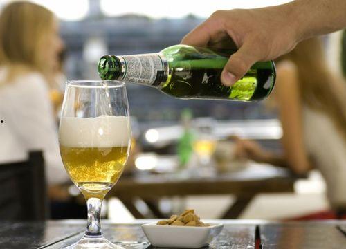 香港开啤酒网红弄伤手腕